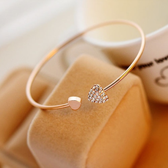 Jewelry - Gold Tone Heart Diamante Bangle